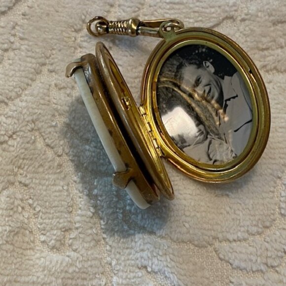 Vintage Large EMBOSSED IVORY& Brass LOCKET * Mythical Goddess & Birds * 2 photos - Picture 6 of 8